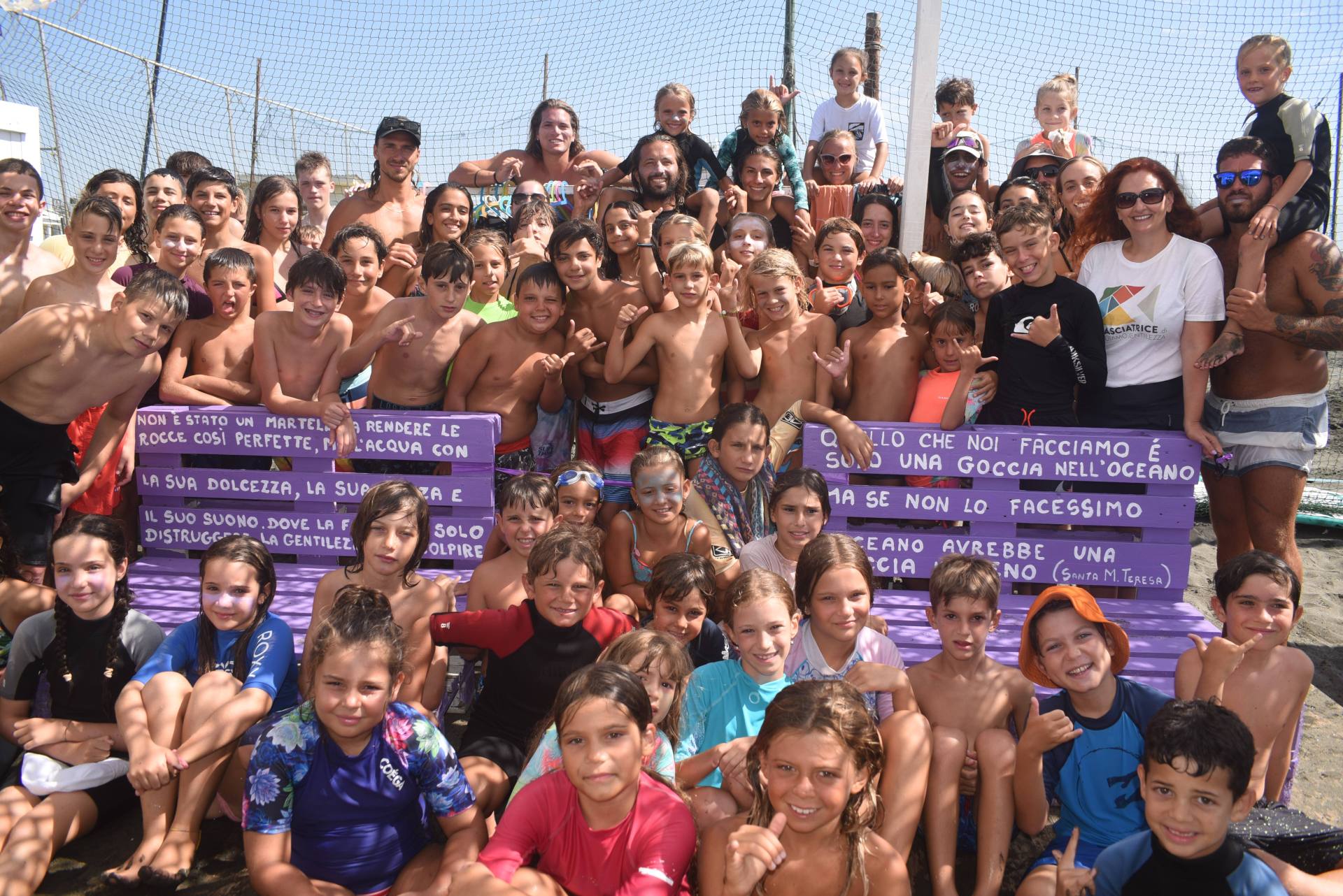 Inaugurate due nuove panchine della gentilezza all'Ostia Surf